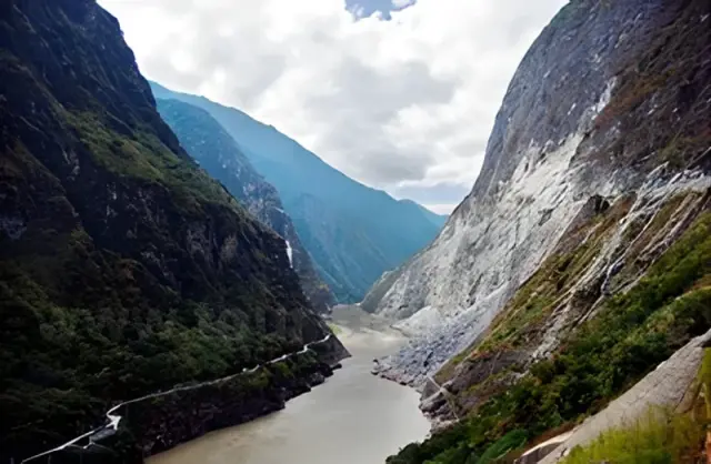 Lijiang Tiger Leaping Gorge Shangri La