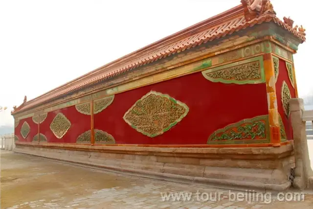 A huge screen wall stands in front of the Xiyue Temple Gate