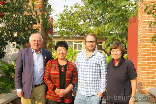 Lady Li with her Visitors