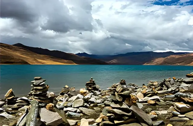 Yamdrok Lake