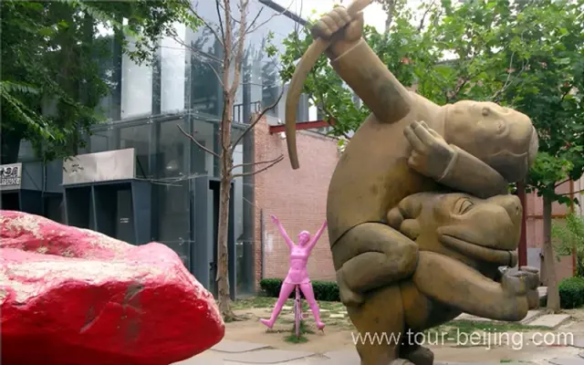 Avant garde statue