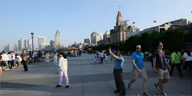 Stroll on the Bund