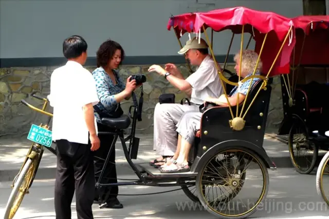 On a rickshaw to get through the zigzag and narrow alleys