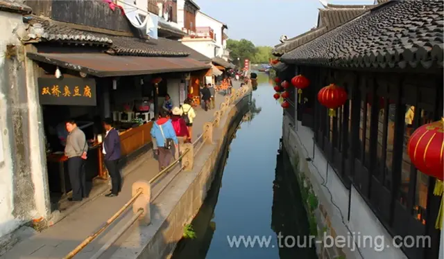The narrow waterway at Zhouzhuang