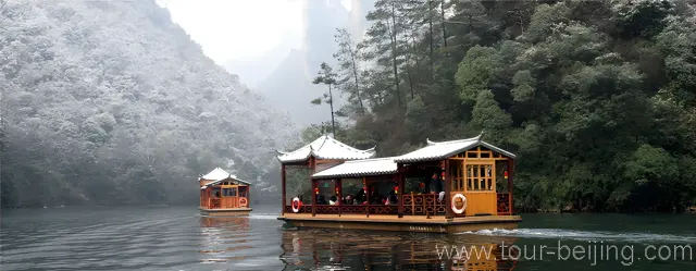 Boating on Baofeng Lake