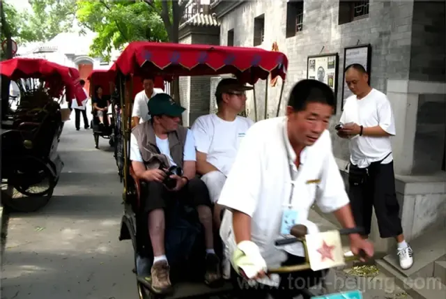 On a rickshaw to get through the zigzag and narrow alleys