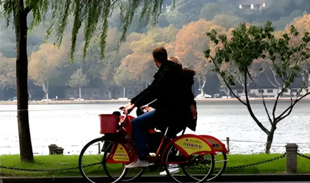Cycling around the West Lake