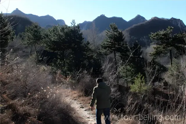 Hike up from Xizhazi Village (615m) up to Zhengbeilou Tower ( 975m)