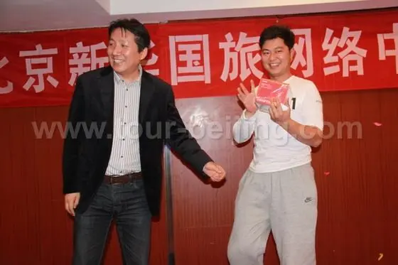 Mr. Ma Sen (right) is the final first prize winner - a Cannon Video.