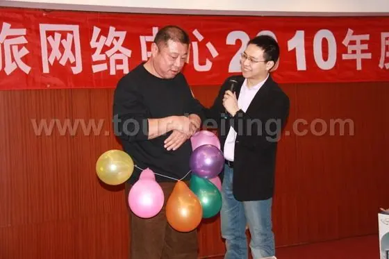 Bound by a string of balloons, Mr.Liu is supposed to break all the balloons provided that he is not allowed to use his hands and legs.
