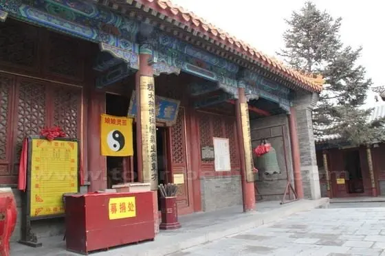 This is Ling Gan Palace. The emperor Qianlong granted this palace the name of Ling Gan ( Inspiration ) Palace. Enshrined are five Taoist Yan Jun ( goddess )- Bixia Yuanjun as well as other five Taoist goddesses.