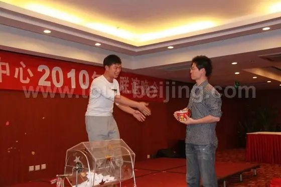 Mr.Ma Sen and Mr. Chen Rong are putting on a playlet - "Fighting for a bowl of instant noodle".