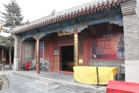 This is Guan Yin Hall. Guan Yin (Avalokitesvara, the Goddess of Mercy), is one of the four Bodhisattvas of Buddhism, she has 33 incarnations. Yang Liu Guan Yin (Holding a poplar and a willow in hand ) is enshrined here.