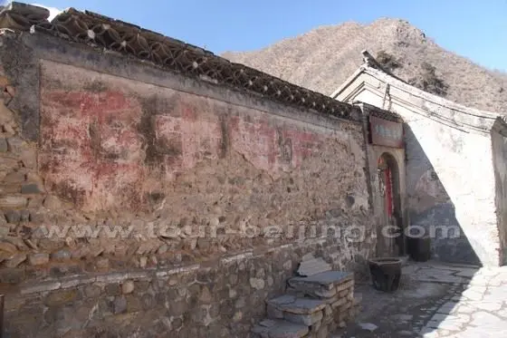 A slogan on the wall of one courtyard. - Long live Chairman Mao