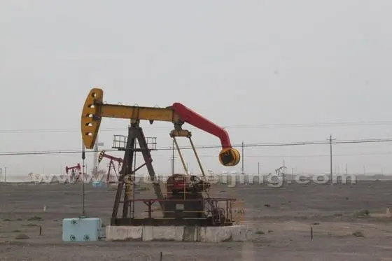 A big sized jumpjack using water to pump thin oil ( no tubes around).