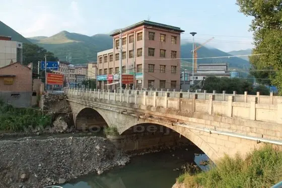 A bridge called Rigzha Ram ( Rigzha Bridge) spans Daxia River connecting People's Road and Sangqu Nublam Road.