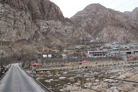 A bridge is built to connect the main road to the village. Under the bridge is the famous Pearl lake.
