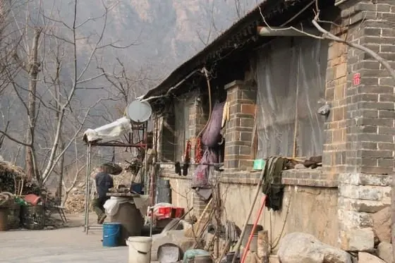 A close look at the farmhouse.