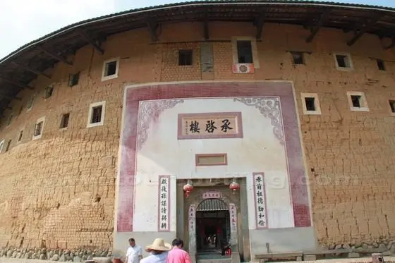 A close look at the main entrance to Chengqilou