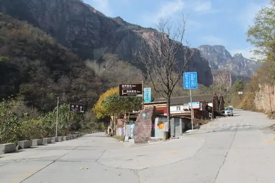 A fork loop road