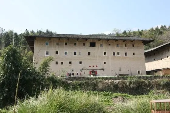 A rectangular earth house