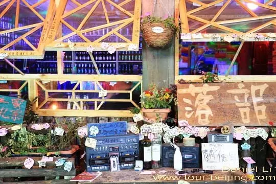 A zoom-in picture of the exterior of a bar