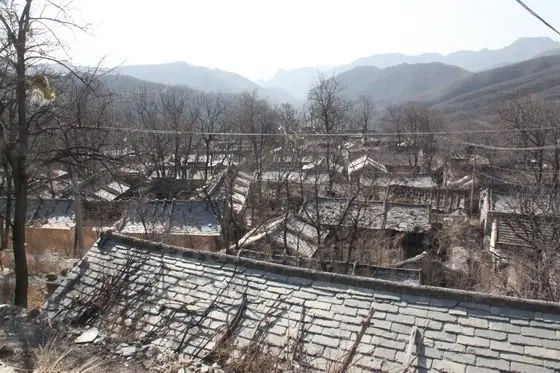 All the tiles on the house roofs made of sliced stones instead of kilned tiles, quite unique and different from other places.