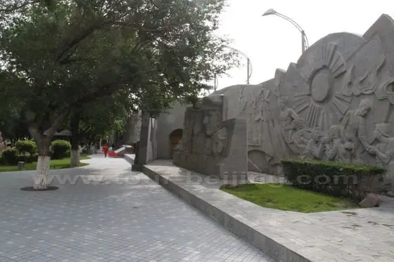 Anaglyph Art Wall depicting the development of the oil city of Karamay