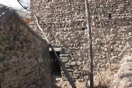 Another entrance to the tunnel.