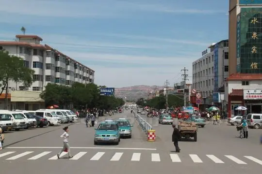 Another main avenue in Lixia.