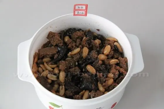 Assorted food made of agaric, mushroom, dried soya cream, peanutes and varied vegetables.