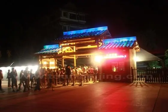 At 7 30pm, people begin to enter the open-air and outdoor theatre with 2000m seats.
