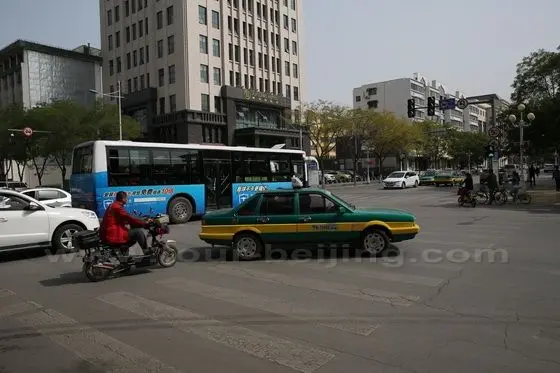 At the crossroad of Minzu South Street and East Xinhua Street