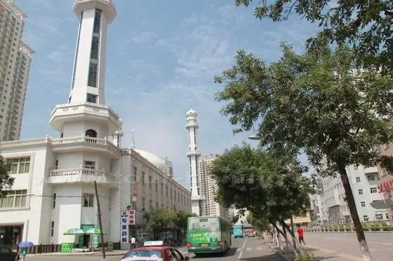 At the west end of Zhengye Road, you will see the high and slender towers of the largest mosque in Lanzhou - Xiguan Mosque,