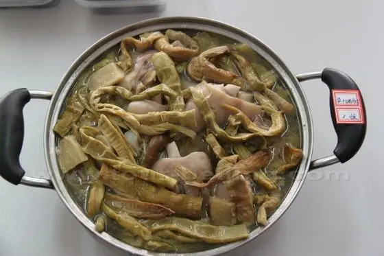 Braised pork legs with dried bamboo shoots