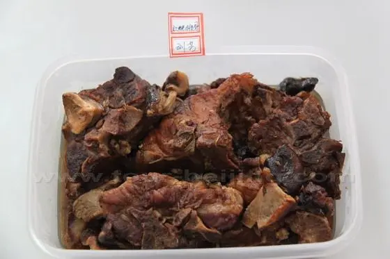 Braised spare-ribs with sauce