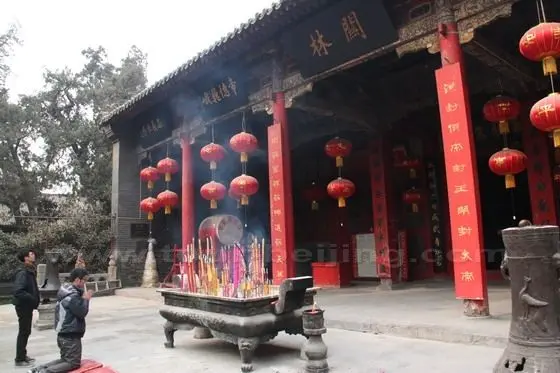 Burning incense and pray before the Guanlin Temple