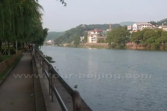 Chongyang Stream passes through the city center of Wuyishan City.