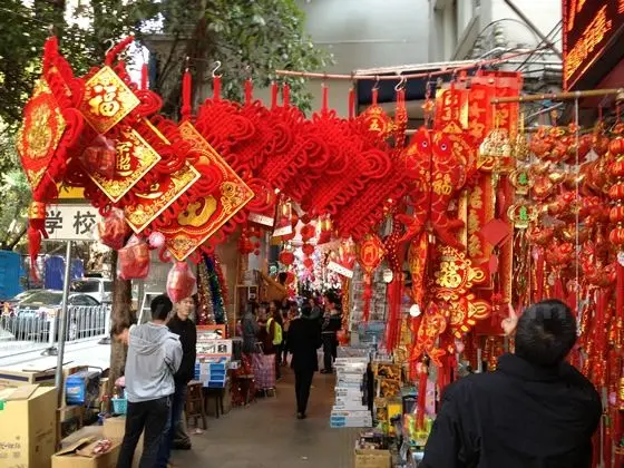 Choosing a Chinese knot for good luck