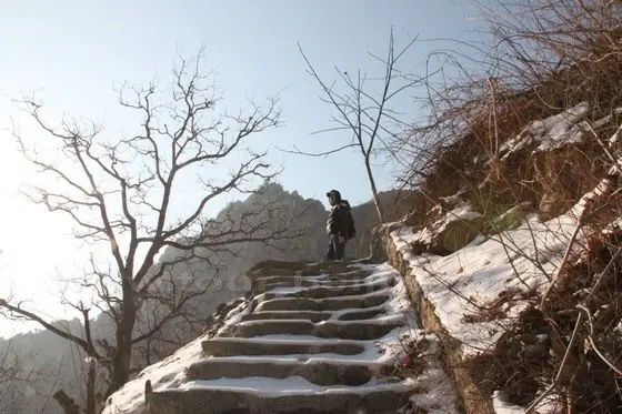 Climb along the paved steps up to Luanling Great Wall