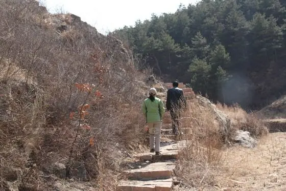 Climb up on a well built mountains slab paved road