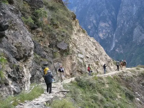 Continue to Walk in the along the Tiger Leaping Gorge trail.