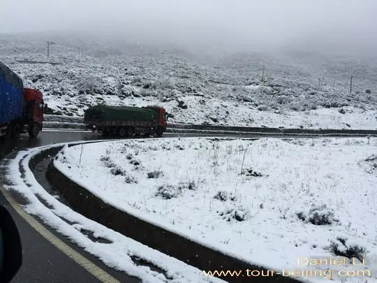 Driving in snow along G318