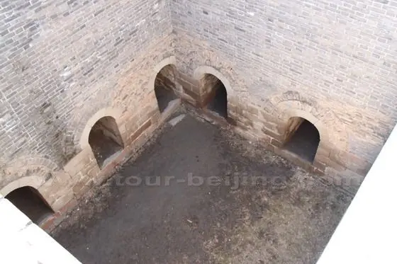 Each of the two inner cities at the both end of the wall briage has 7 gates for accommodating soldiers.