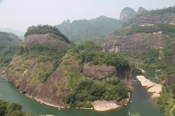Enjoy the views while hiking, the 6th bend of the Nine Bend River below Tianyou Peak