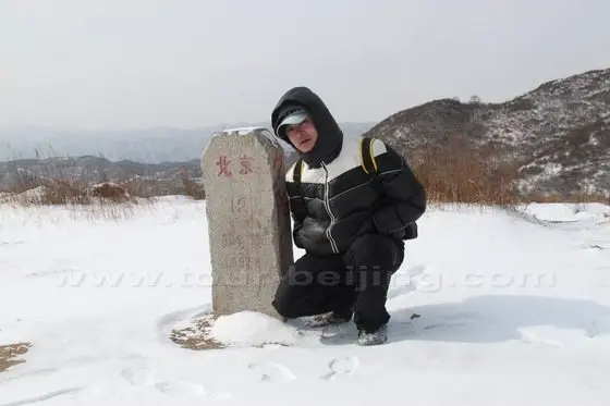From the meadow, walk up a few steps, you are on a big and open platform. On the platform, there is a boundary stone table - West is Hebei and southeast is Beijing.