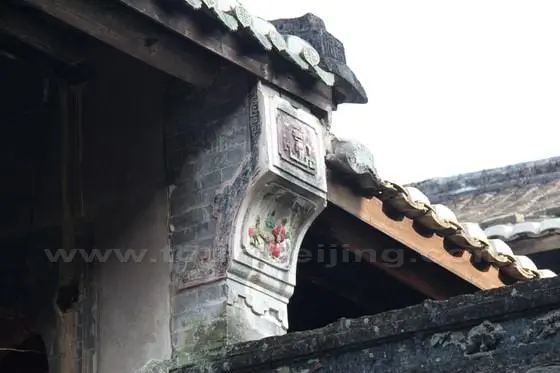 Fuyunlou is teemed with exquisite carvings