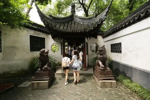 How to Visit Shanghai in March (Weater, Wear & Tips)