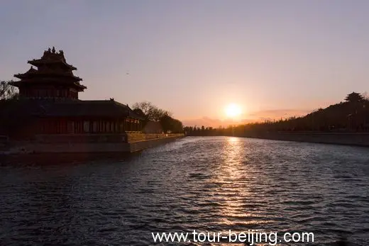 The setting sun was sandwiched by Forbidden City and Jingshan Park.