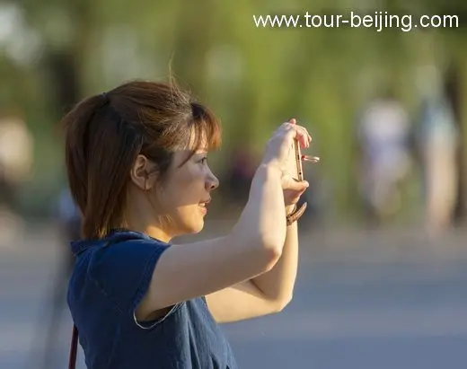 A girl iPhone photographing